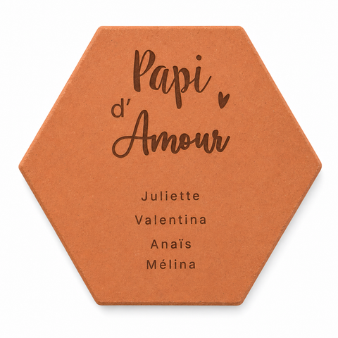 Regalo para abuelo «Papi d'Amour», en terracota de Salernes: «Papi d'Amour», un pequeño corazón y cuatro nombres grabados, sobre fondo blanco