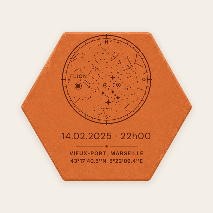 Aperçu : tomette hexagonale en terre cuite gravée d'une carte du ciel personnalisée en médaillon, avec la date, l'heure, le lieu et les coordonnées d'une rencontre