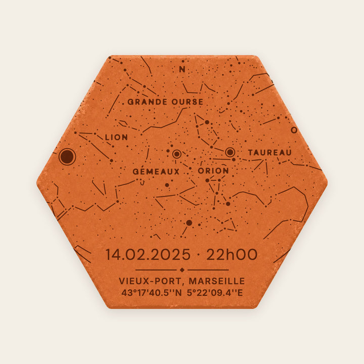 Aperçu : tomette en terre cuite entièrement gravée du ciel étoilé d'une date et d'un lieu, avec les noms des constellations