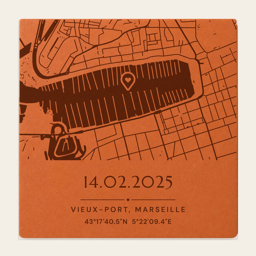 Aperçu provisoire d'un carreau en terre cuite 13 × 13 cm gravé de la carte du Vieux-Port de Marseille, avec un repère épingle cœur, la date et les coordonnées GPS