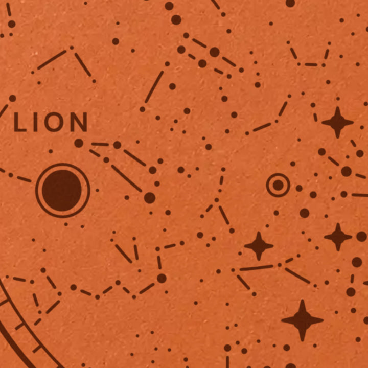 Aperçu : détail d'une carte du ciel gravée au laser sur terre cuite : étoiles, figure d'une constellation et Lune avec sa phase