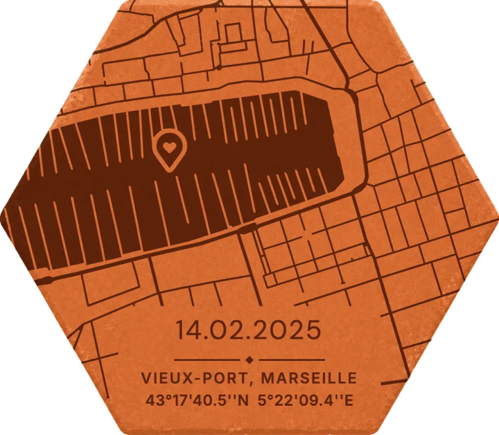 Tomette hexagonale gravée de la carte du Vieux-Port de Marseille, avec un repère épingle cœur, la date et les coordonnées GPS