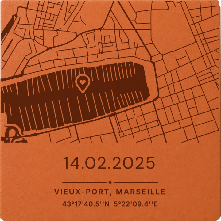Carreau carré gravé de la carte du Vieux-Port de Marseille, avec un repère épingle cœur, la date et les coordonnées GPS