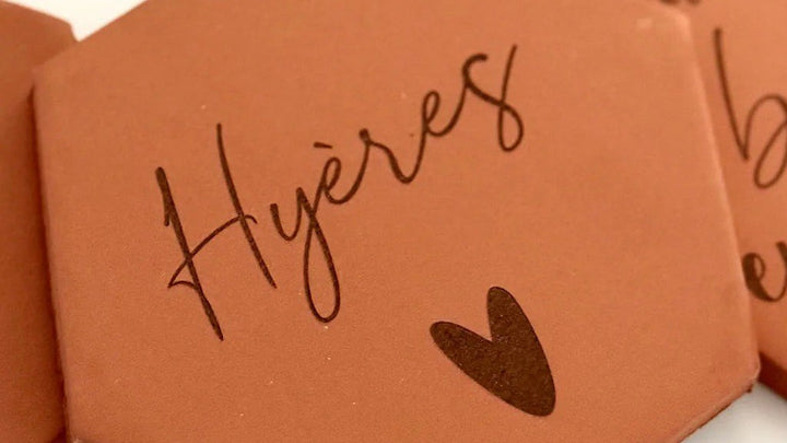 Tomette en terre cuite gravée Hyères, atelier MyTomette
