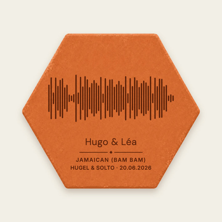 Aperçu : tomette hexagonale gravée de l'onde d'une chanson, de son titre et de deux prénoms