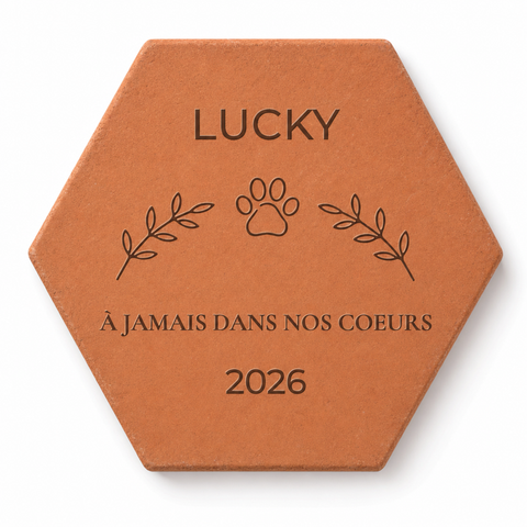 Placa conmemorativa para perro fallecido, «À jamais dans nos cœurs», huella y el nombre Lucky grabados, sobre fondo blanco.