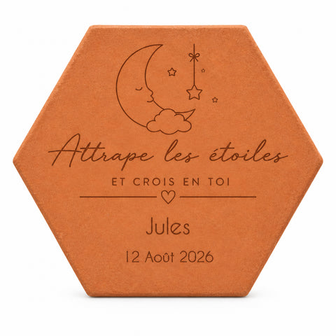 Regalo para ahijado «Attrape les étoiles», en terracota de Salernes: luna dormida sobre una nube, estrellas, «Attrape les étoiles», el nombre Jules y una fecha grabados, sobre fondo blanco