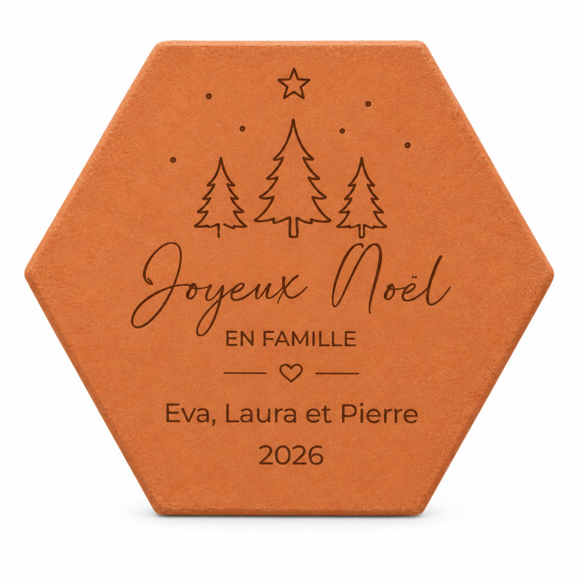 Tomette de Noël personnalisée « Joyeux Noël en famille », trois prénoms et sapins gravés, sur fond blanc.