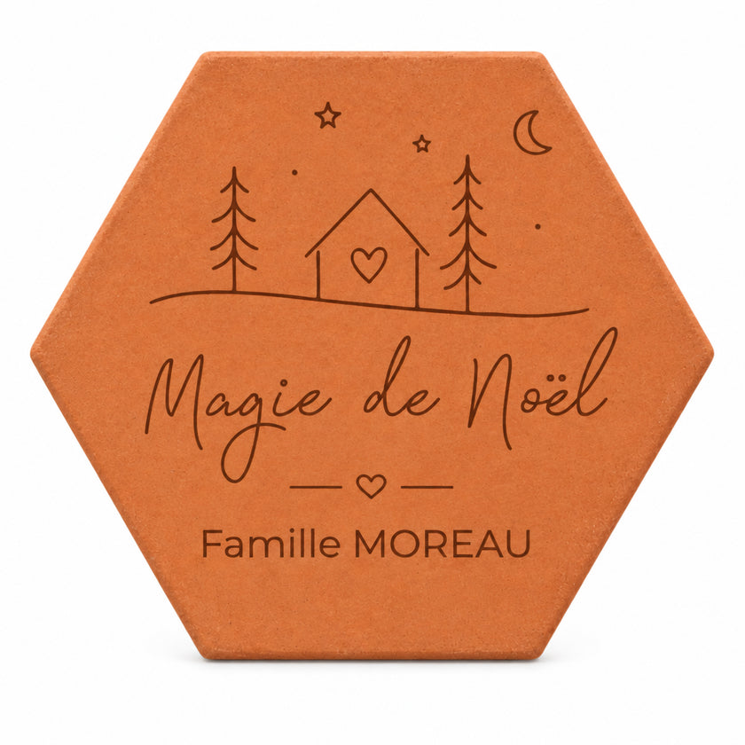 Tomette de Noël personnalisée « Magie de Noël », Famille Moreau et petite maison gravées, sur fond blanc.