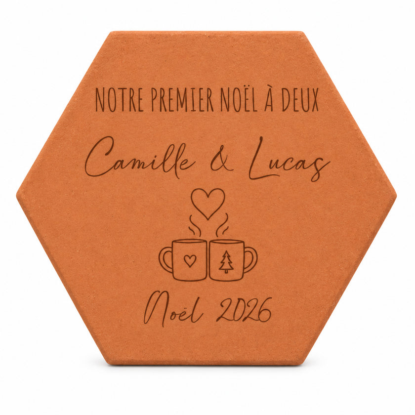 Tomette personnalisée « Notre premier Noël à deux », Camille et Lucas et deux tasses gravés, sur fond blanc.