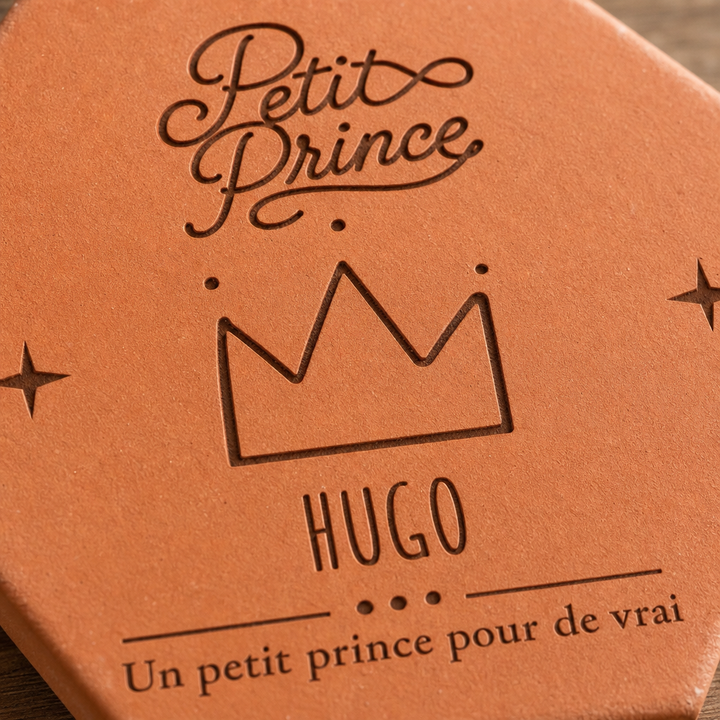 Détail de la couronne, du prénom Hugo et de la phrase Un petit prince pour de vrai gravés.