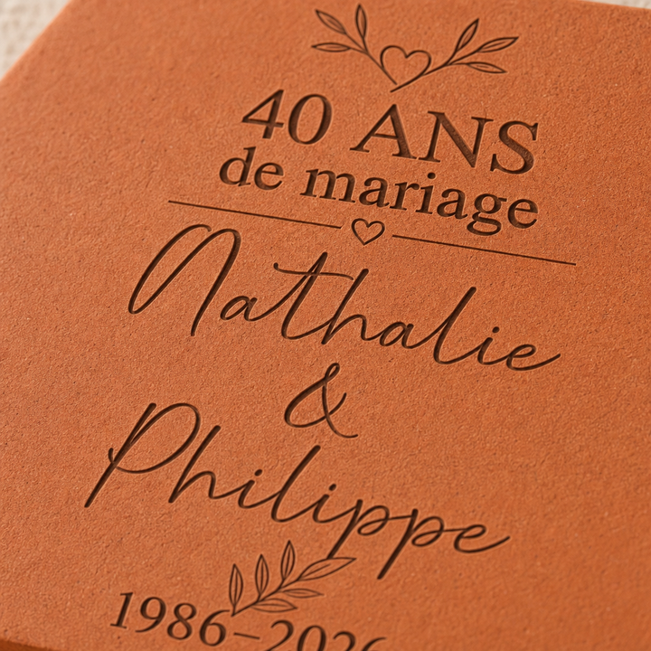 Gros plan sur la gravure laser : « 40 ans de mariage », des feuillages, Nathalie & Philippe et « 1986-2026 ».