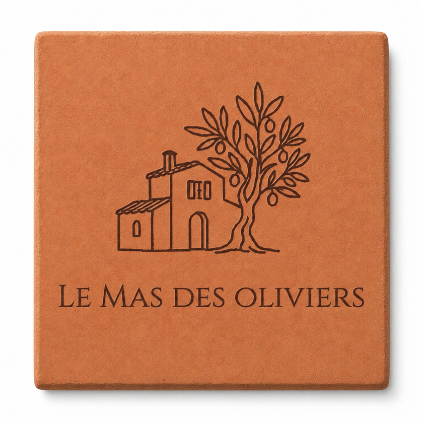 Plaque de maison personnalisée « Le Mas des Oliviers », maison et olivier gravés, sur fond blanc.