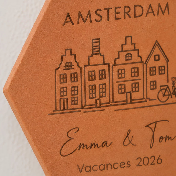 Gros plan sur les façades, le vélo et les prénoms Emma et Tom gravés sur la tomette Amsterdam.