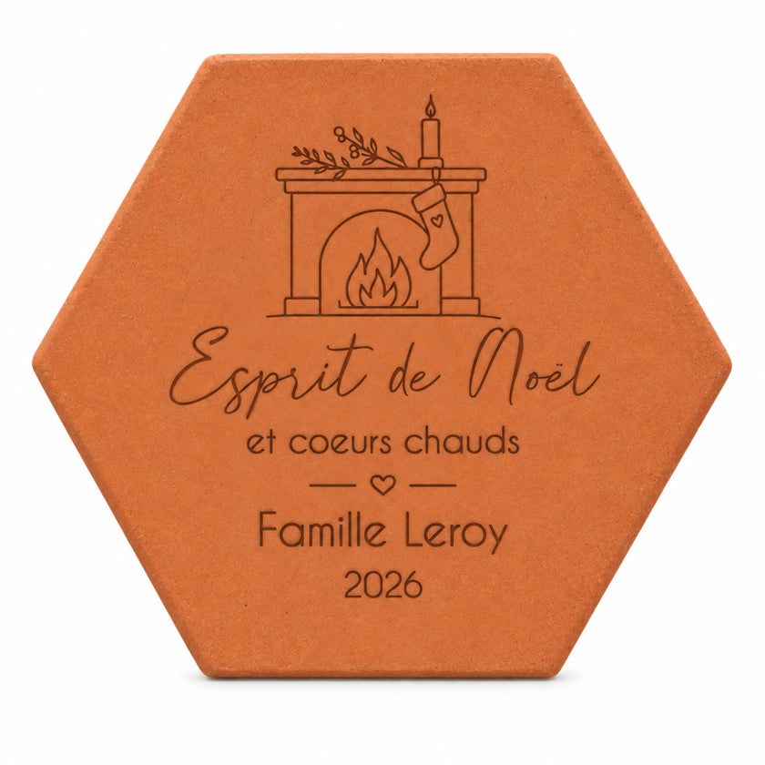 Tomette personnalisée « Esprit de Noël », Famille Leroy et cheminée gravés, sur fond blanc.