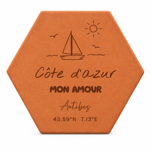 Recuerdo de la Costa Azul personalizado, «Côte d'Azur mon amour», Antibes, velero y coordenadas grabados, sobre fondo blanco.