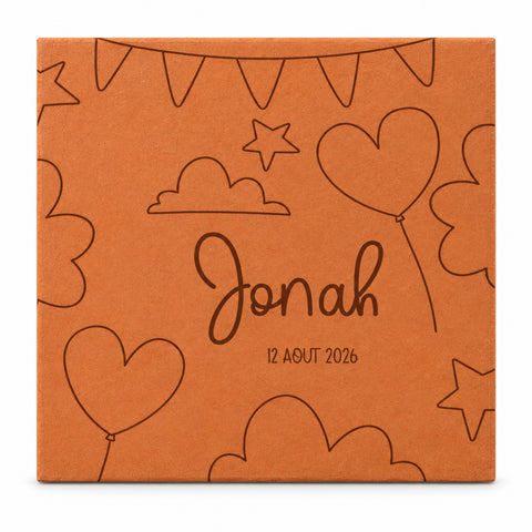Decoración de habitación de bebé con globos y nubes, en terracota de Salernes: banderines, nubes, globos de corazón, estrellas, el nombre Jonah y la fecha 12 de agosto de 2026 grabados, sobre fondo blanco