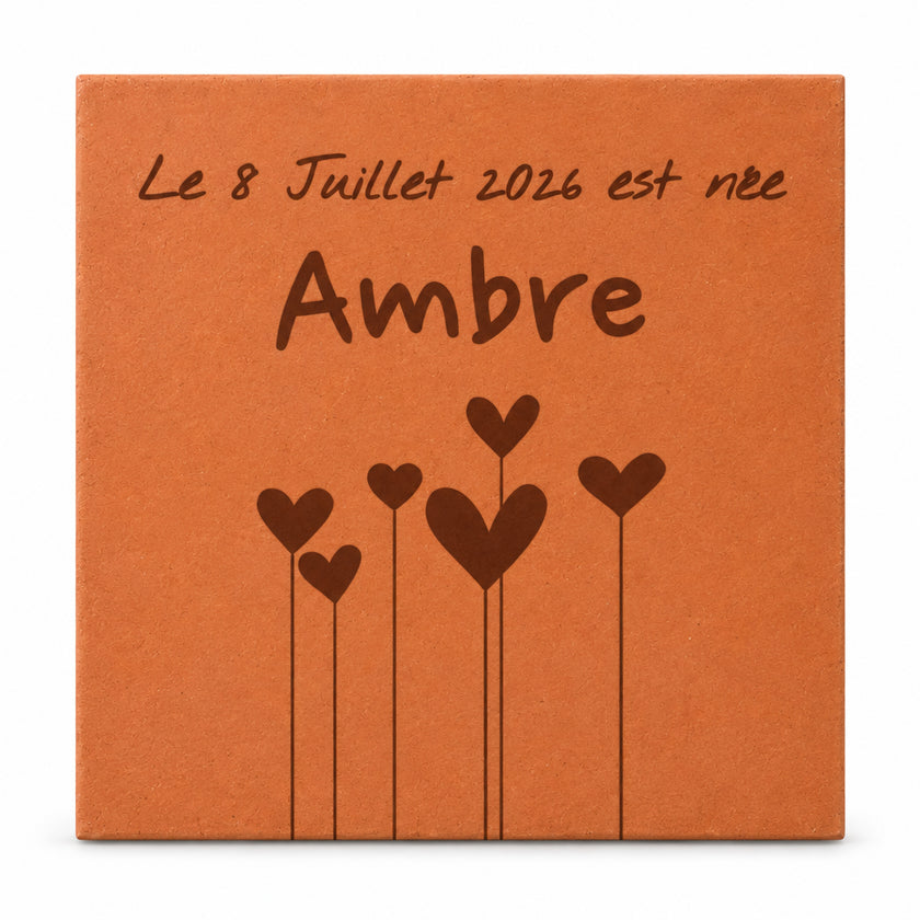 Tomette décorative Fleurs en coeur - Naissance, accrochée au mur près d’une fenêtre — vue sur fond blanc