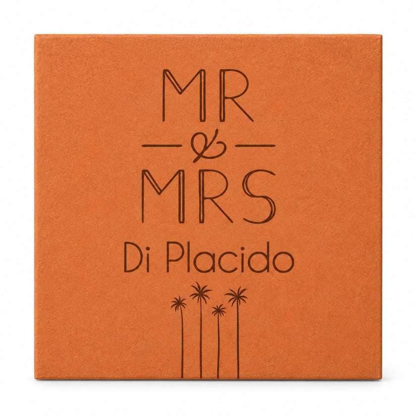 Tomette en terre cuite motif Quatre palmiers avec texte Mr & Mrs, posée sur gaze de coton — vue sur fond blanc