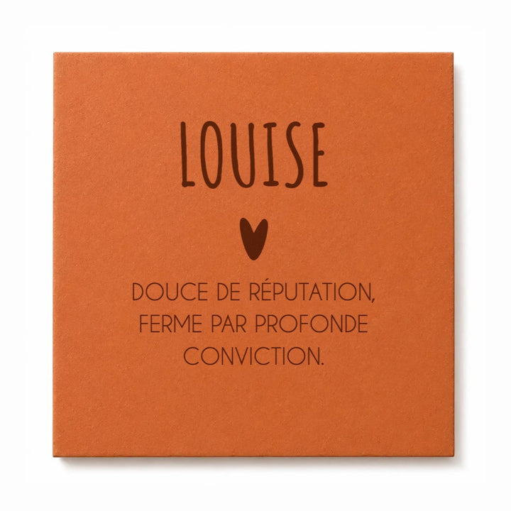 Carreau carré 13 × 13 cm gravé au prénom « Louise » avec sa phrase « Douce de réputation, ferme par profonde conviction ».