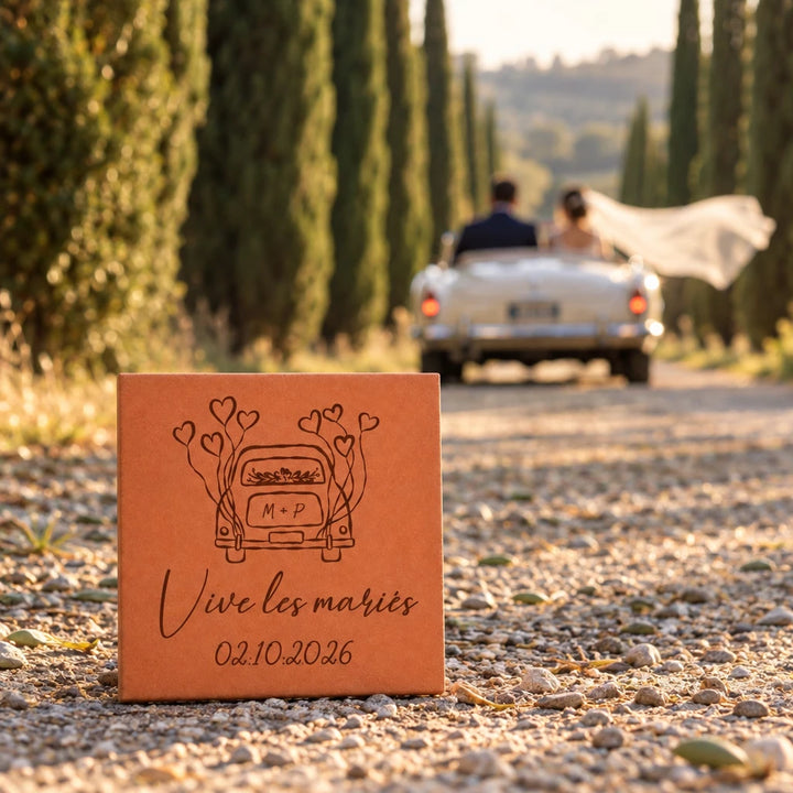 Carreau décoratif personnalisé Vive les mariés ! Voiture de mariage en terre cuite de Salernes — vue en situation