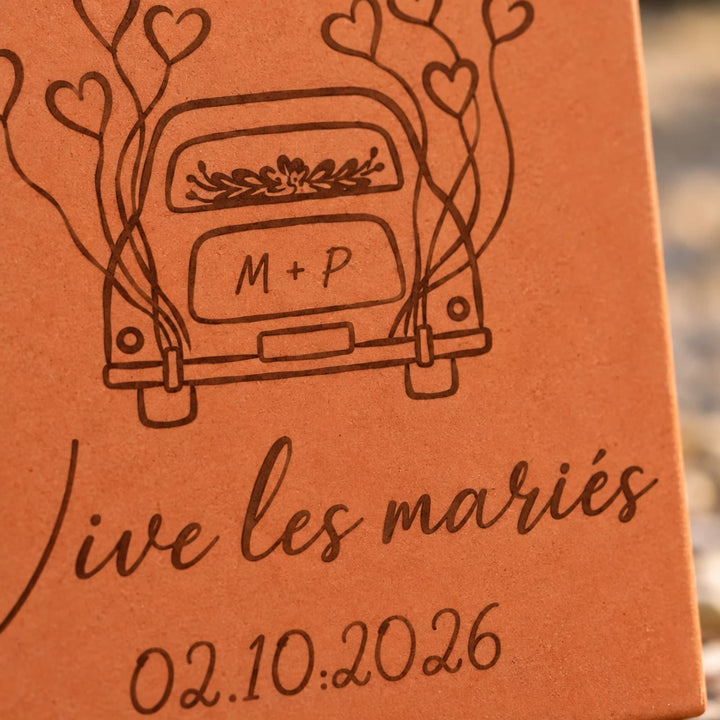Carreau décoratif personnalisé Vive les mariés ! Voiture de mariage en terre cuite de Salernes — vue rapprochée du motif