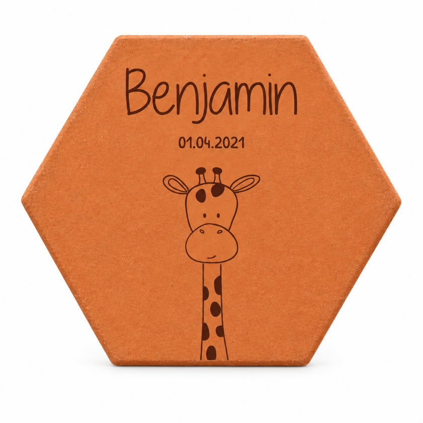 Tomette de naissance personnalisée Benjamin, date et girafe gravées, sur fond blanc.
