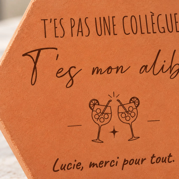 Tomette Amitié / BFF « T’es mon alibi » en terre cuite, motif cocktails et message d’amitié. — vue rapprochée du motif