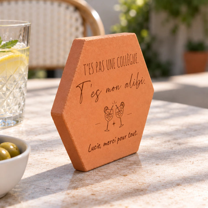 Tomette Amitié / BFF « T’es mon alibi » en terre cuite, motif cocktails et message d’amitié. — vue de profil