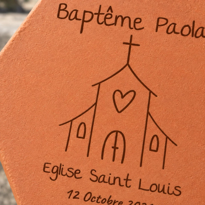 Tomette personnalisée Baptême - Eglise, posée dans les mains d’une enfant, avec église et lavande en arrière-plan — vue rapprochée du motif