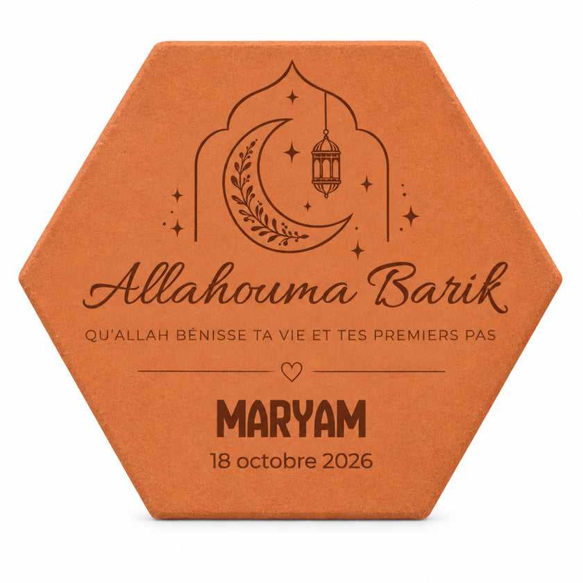 Tomette de naissance Allahouma Barik avec croissant fleuri, lanterne, prénom et date gravés — vue sur fond blanc