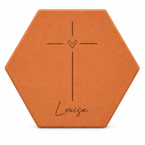 Regalo de bautizo con cruz y corazón, en terracota de Salernes: cruz fina con corazón y el nombre Louisa grabados, sobre fondo blanco