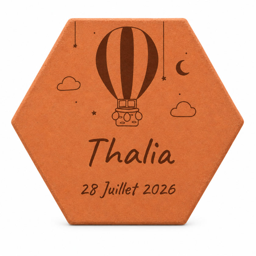 Tomette Enfant - Montgolfière personnalisée, avec prénom et date gravés sur terre cuite. — vue sur fond blanc