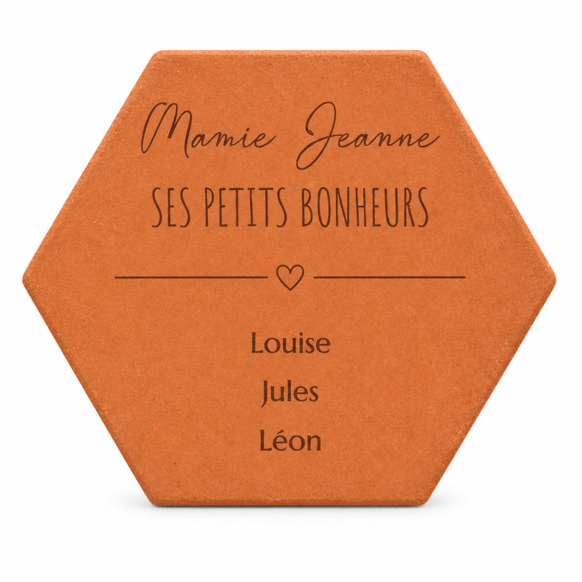 Tomette décorative Les petits bonheurs de Mamie avec prénoms et cœur séparateur — vue sur fond blanc