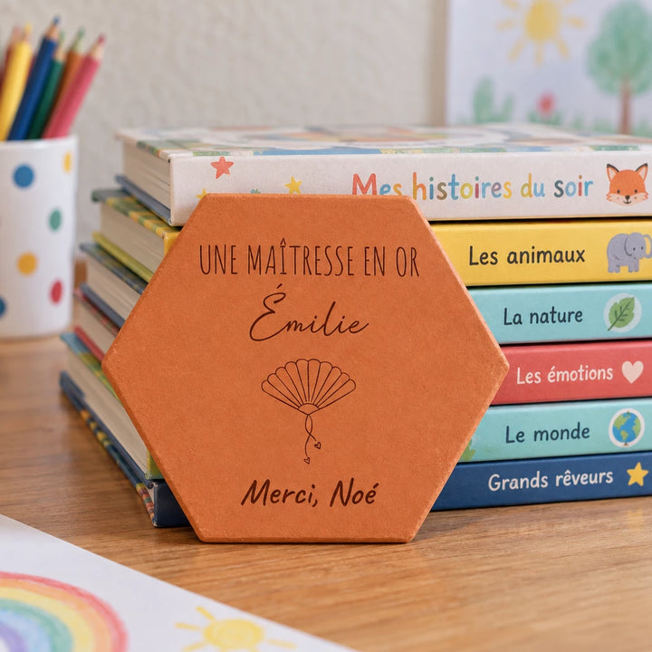 Tomette personnalisée Merci maîtresse avec motif éventail cœur et message de remerciement — vue en situation
