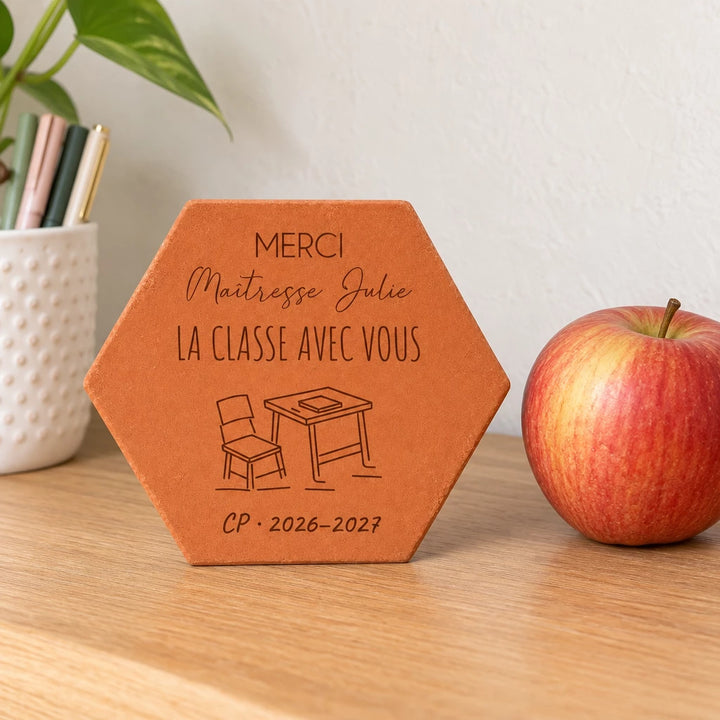 Tomette personnalisée Merci maîtresse — La classe avec vous, motif bureau d’écolier — vue en situation