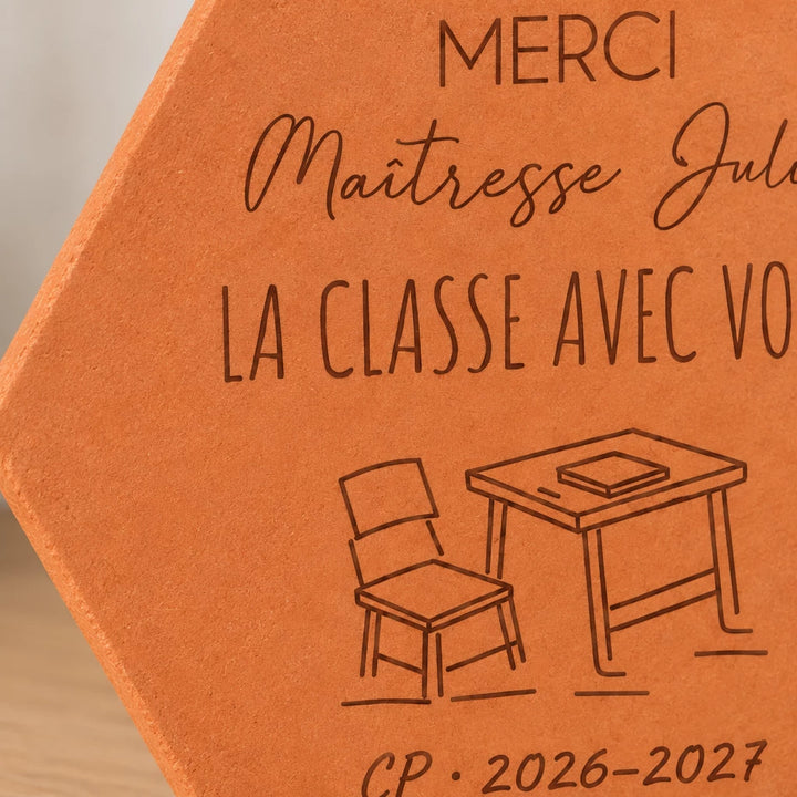 Tomette personnalisée Merci maîtresse — La classe avec vous, motif bureau d’écolier — vue rapprochée du motif