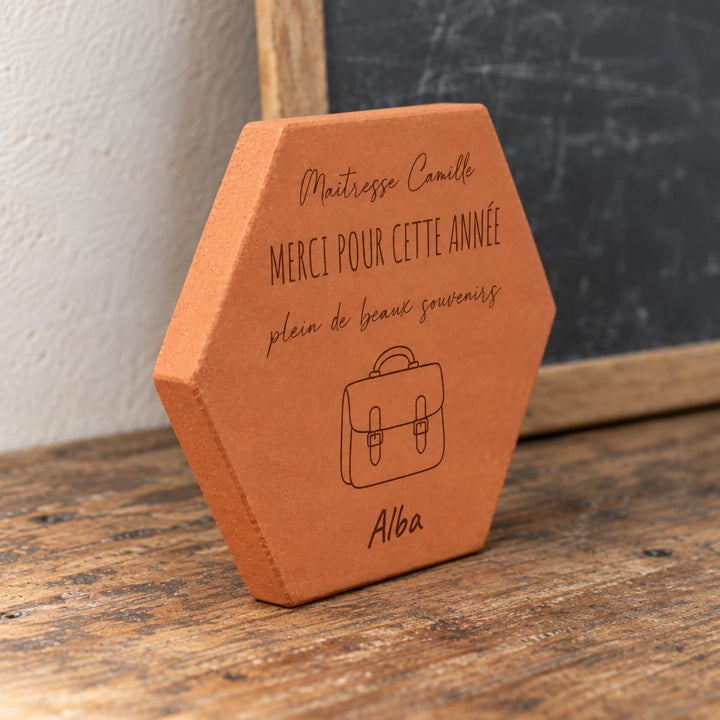 Carreau décoratif personnalisé motif cartable avec message de merci pour la maîtresse. — vue de profil