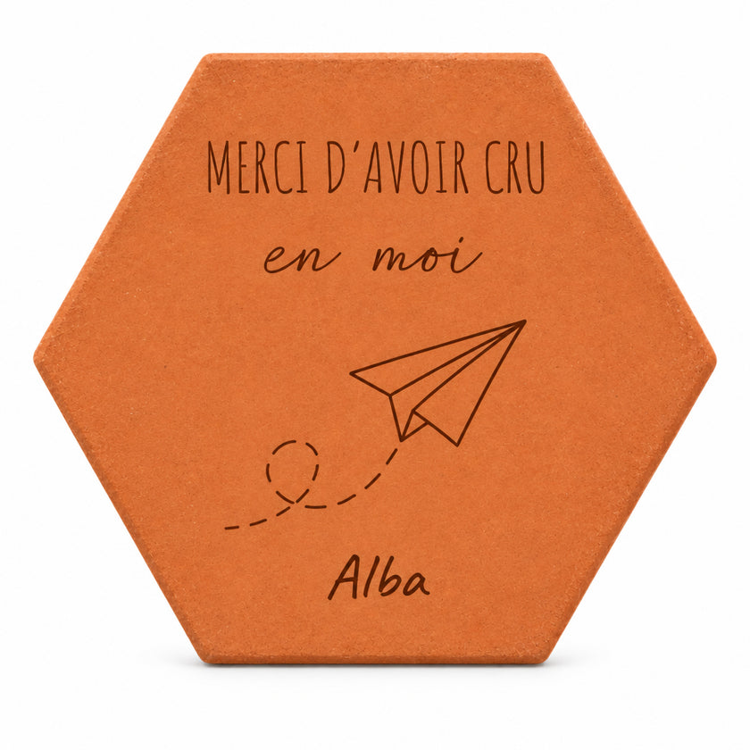 Carreau décoratif personnalisé Merci Maîtresse avec avion en papier et prénom d’enfant. — vue sur fond blanc