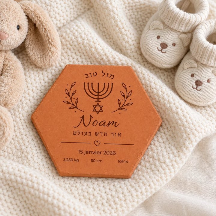 Tomette de naissance Mazal Tov — Menorah en terre cuite, avec prénom et informations de naissance. — vue en situation