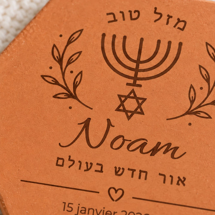 Tomette de naissance Mazal Tov — Menorah en terre cuite, avec prénom et informations de naissance. — vue rapprochée du motif