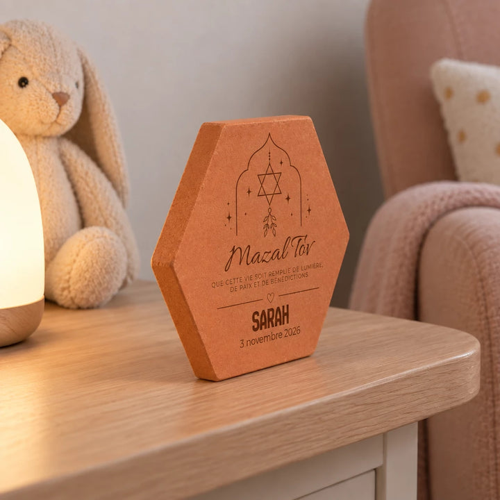 Tomette de naissance Mazal Tov avec étoile de David, rameau, prénom et détails de naissance. — vue de profil
