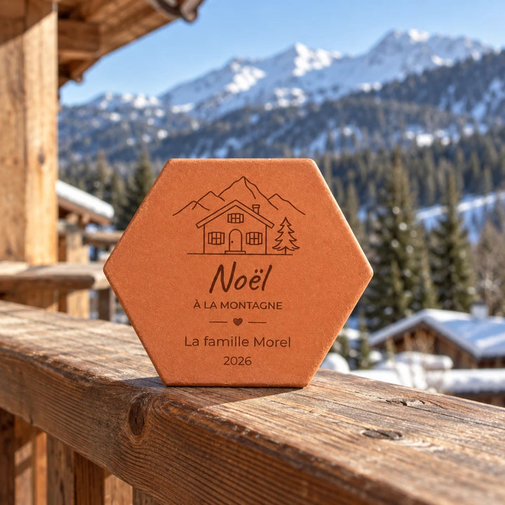 Azulejo personalizado «Noël à la montagne» con chalet, corazón e inscripciones festivas, vista en ambiente