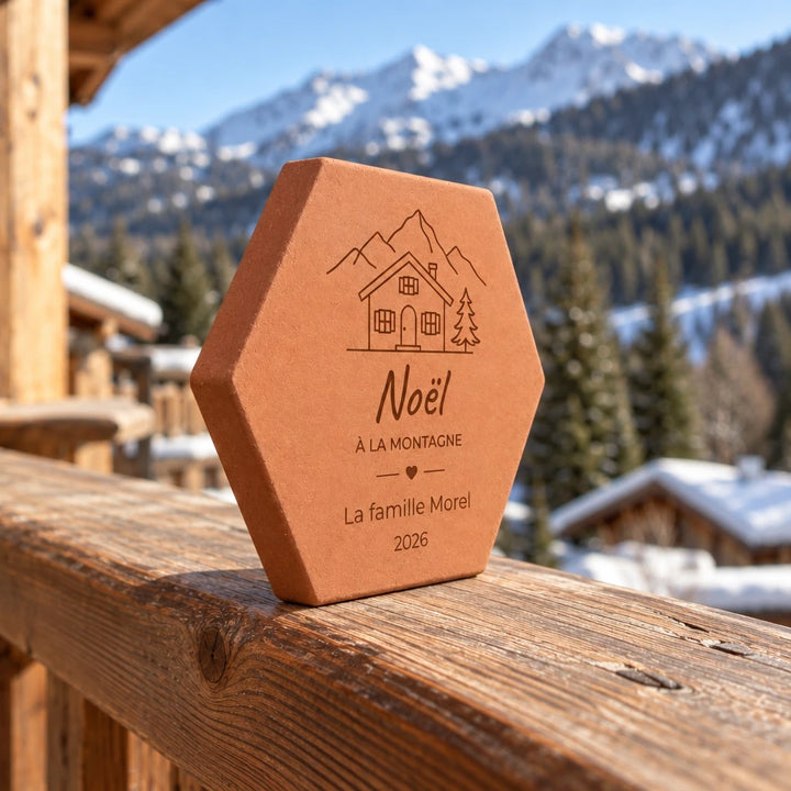 Azulejo personalizado «Noël à la montagne» con chalet, corazón e inscripciones festivas, vista de perfil
