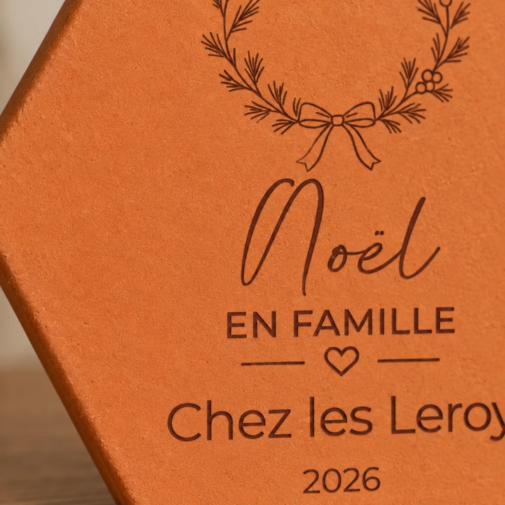 Azulejo decorativo de Navidad en terracota, motivo Noël en famille con corona y corazón, inscripción personalizada. — vista de cerca del motivo