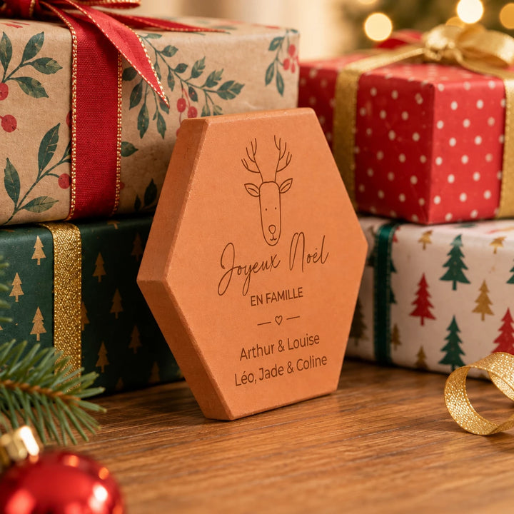Decorative tile Christmas — Reindeer in terracotta, with a Christmas reindeer and heart framed by lines. — side view