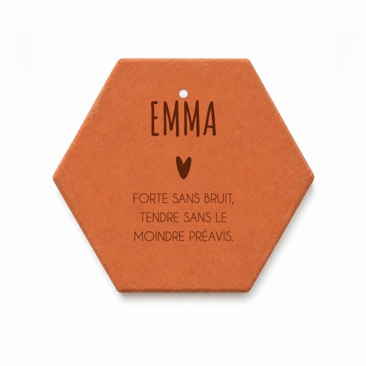Tomette hexagonale percée, à suspendre, gravée au prénom « Emma » avec une phrase sur trois lignes.