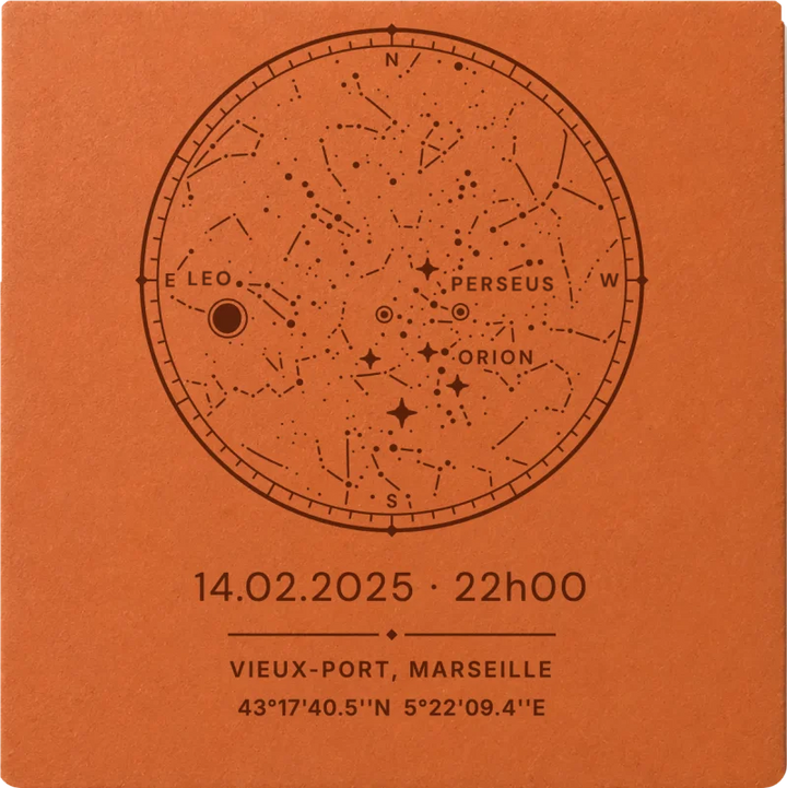 Mapa estelar grabado en una baldosa cuadrada de 13 × 13 cm: medallón de estrellas con la fecha, la hora y el lugar