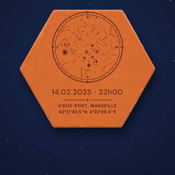 Mapa estelar del 14 de febrero de 2025 grabado con láser en un medallón sobre una tomette hexagonal de terracota, bajo un cielo nocturno