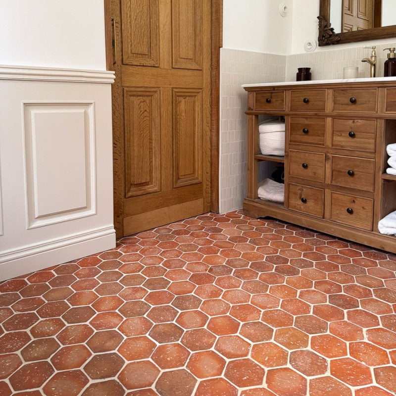 Tomette vs carrelage : pourquoi choisir la terre cuite traditionnelle ?